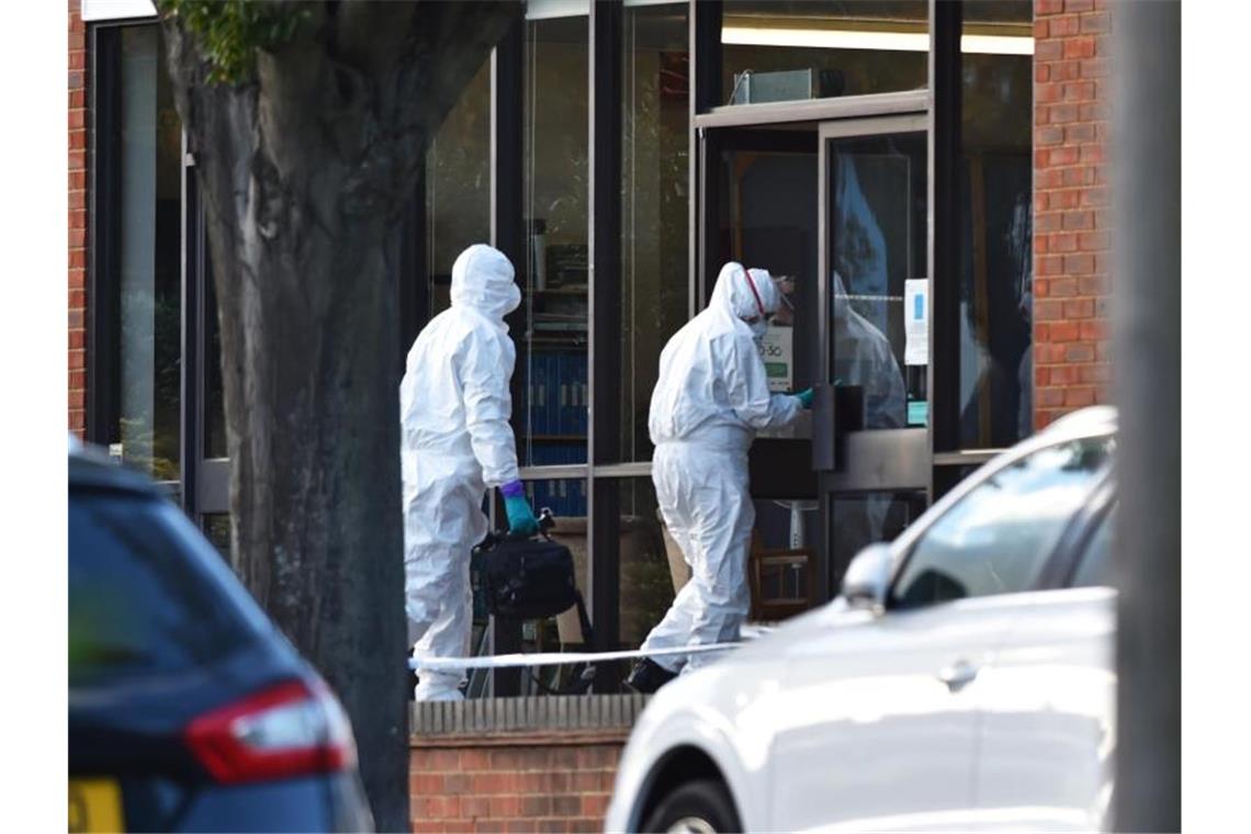 Anti-Terror-Einheit ermittelt nach Angriff auf Abgeordneten Beamte der Spurensicherung sind am Tatort im Einsatz. Foto: Nick Ansell/PA Wire/dpa