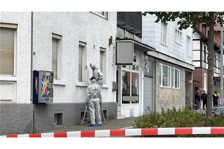 Beamte der Spurensicherung suchen an einem Haus in Heidenheim nach Einschusslöchern. 