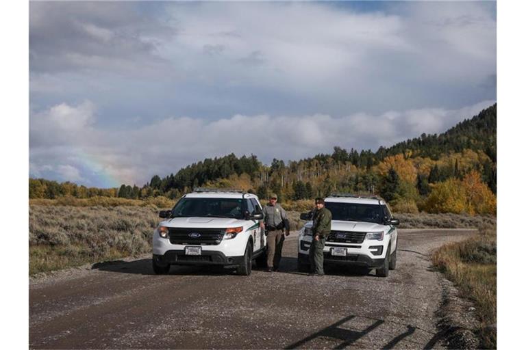 Beamte der U.S. Park Ranger blockieren den Zugang für Fahrzeuge östlich des Grand Teton National Park in Wyoming. Foto: Amber Baesler/AP/dpa
