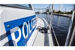 Beamte der Wasserschutzpolizei entdeckten die Leiche. (Symbolbild)