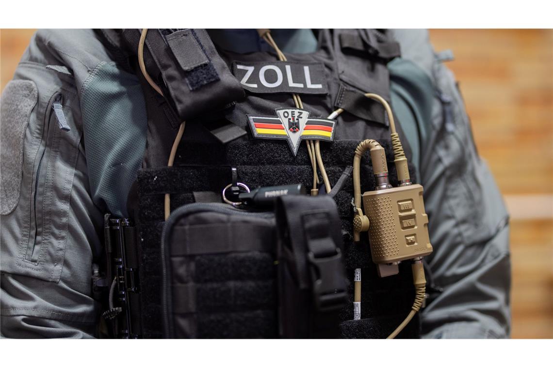 Beamte der Zollkriminalamts nehmen die Beschuldigten fest. (Archivbild)