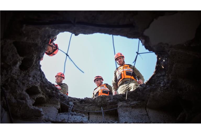 Beamte des israelischen Heimatfrontkommandos inspizieren ein beschädigtes Wohnhaus nach einem iranischen Raketenangriff. Die Attacke war eine Vergeltung für die Angriffe Israels auf den Iran.
