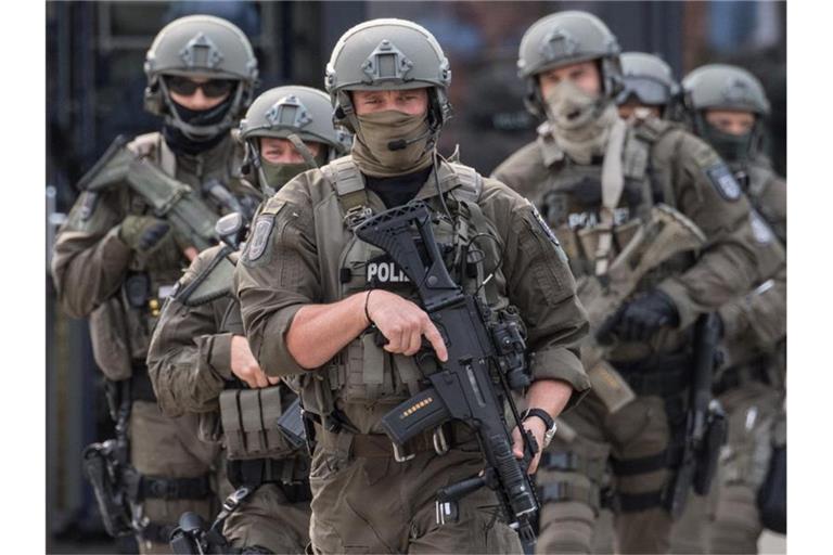 Beamte des Spezialeinsatzkommandos (SEK) der Polizei Frankfurt während einer Übung. Foto: Boris Roessler/dpa