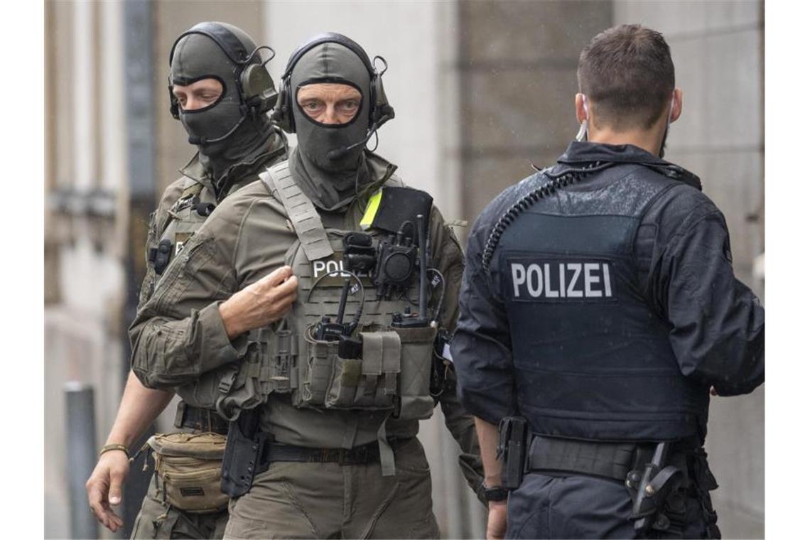 Zäher Prozessstart im Mordfall Walter Lübcke Beamte des Spezialeinsatzkommandos (SEK) der Polizei sichern vor der Ankunft der Angeklagten das Gerichtsgebäude. Foto: Boris Roessler/dpa