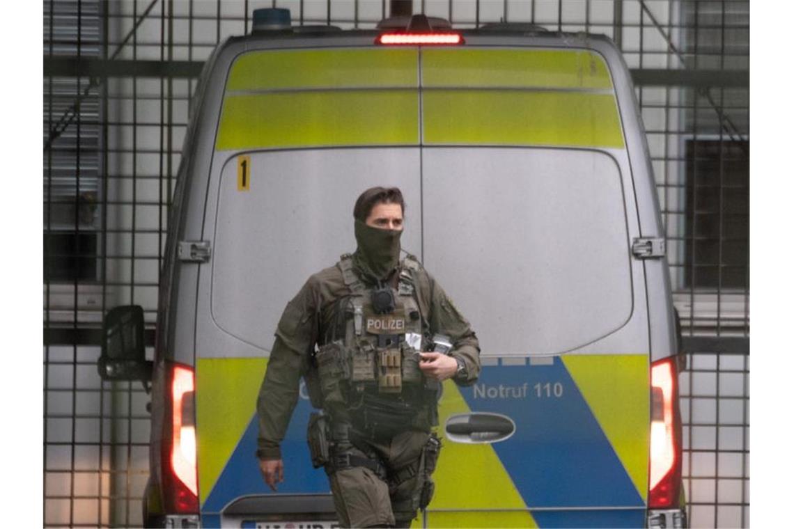 Beamte des Spezialeinsatzkommandos (SEK) sichern die Vorführung des terrorverdächtigen Franco A. beim Haftrichter am Landgericht. Foto: Boris Roessler/dpa