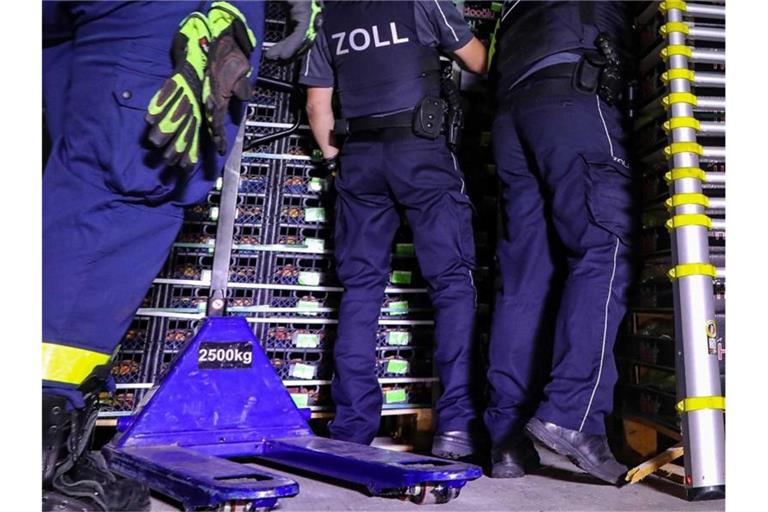 Beamte des Zolls durchsuchen die Ladefläche des angehaltenen Kühllasters. Foto: Tino Plunert/dpa-Zentralbild/dpa