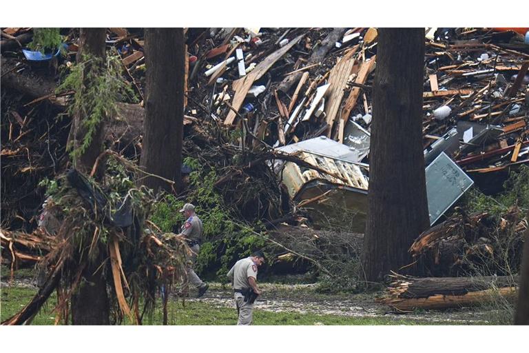 Beamte durchkämmen die Ufer des Guadalupe River, nachdem eine Sturzflut in Hunt, Texas, über das Gebiet hinweggefegt ist.