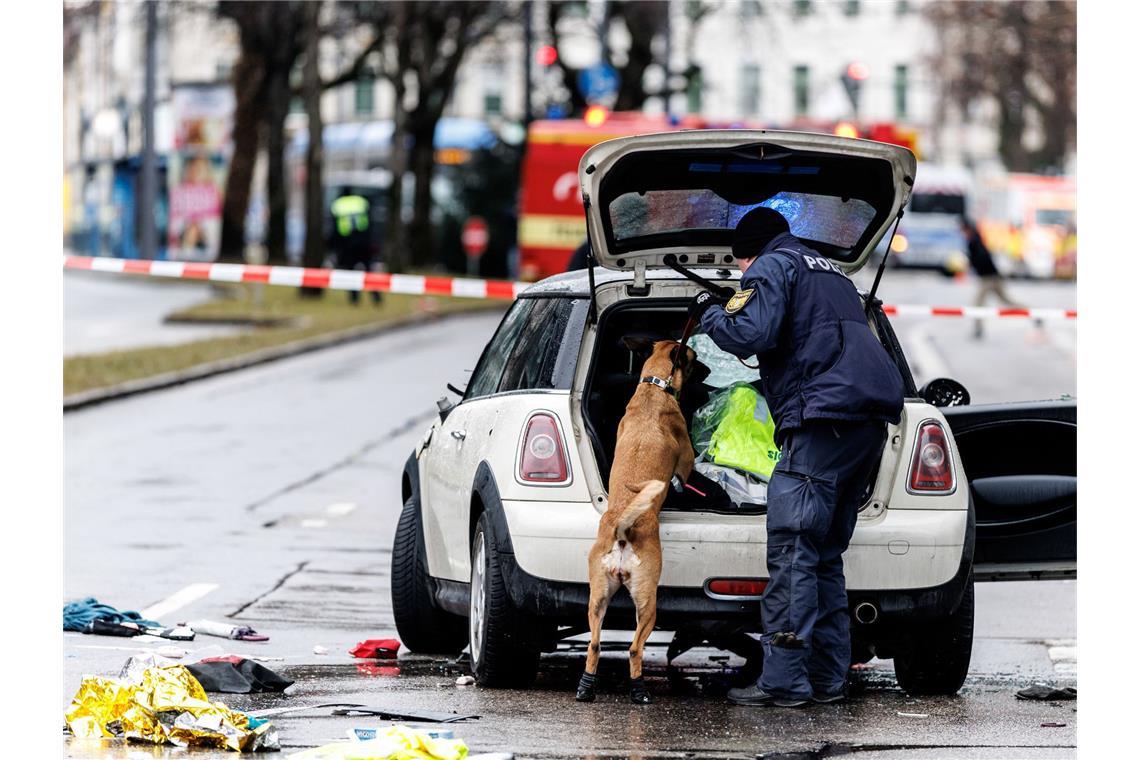 Newsblog: Tat war wohl islamistisch motiviert Beamte durchsuchten das Auto des mutmaßlichen Täters.