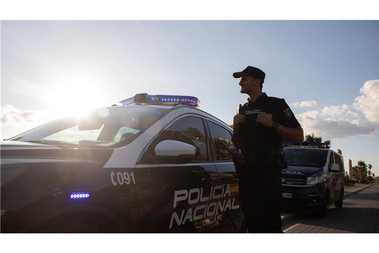 Beamte eilten dem Fahrer zunächst zu Hilfe - und nahmen ihn anschließend fest. (Symbolbild)