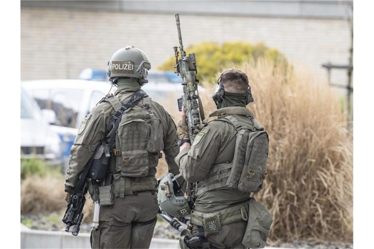 Beamte eines Spezialeinsatzkommandos (SEK) der Frankfurter Polizei stehen an einem Einsatzort im Osten der Stadt (Symbolbild). Foto: Boris Roessler/dpa
