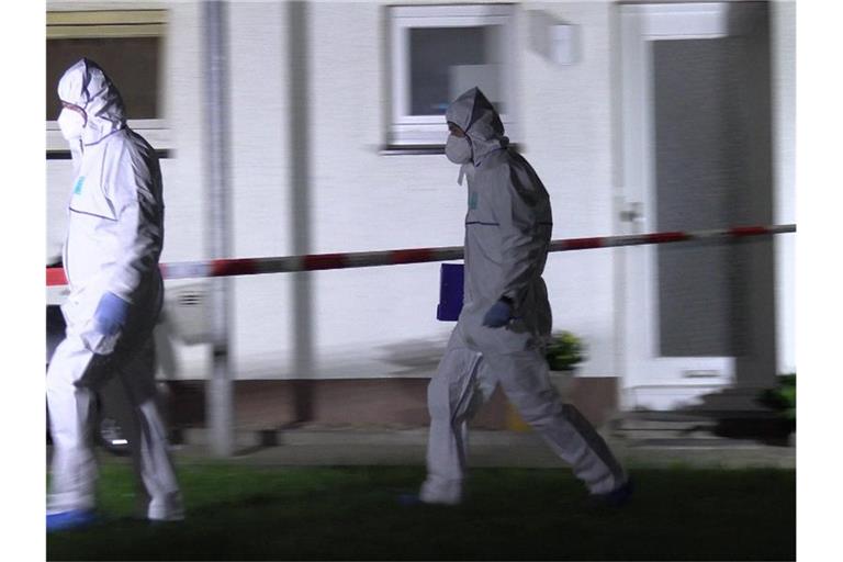 Beamte in Schutzanzügen am Tatort: Bei einem Messerangriff in einer Wohnung in Bad Essen in Niedersachsen sind zwei Menschen lebensgefährlich verletzt worden. Foto: --/Nord-West-Media TV/dpa