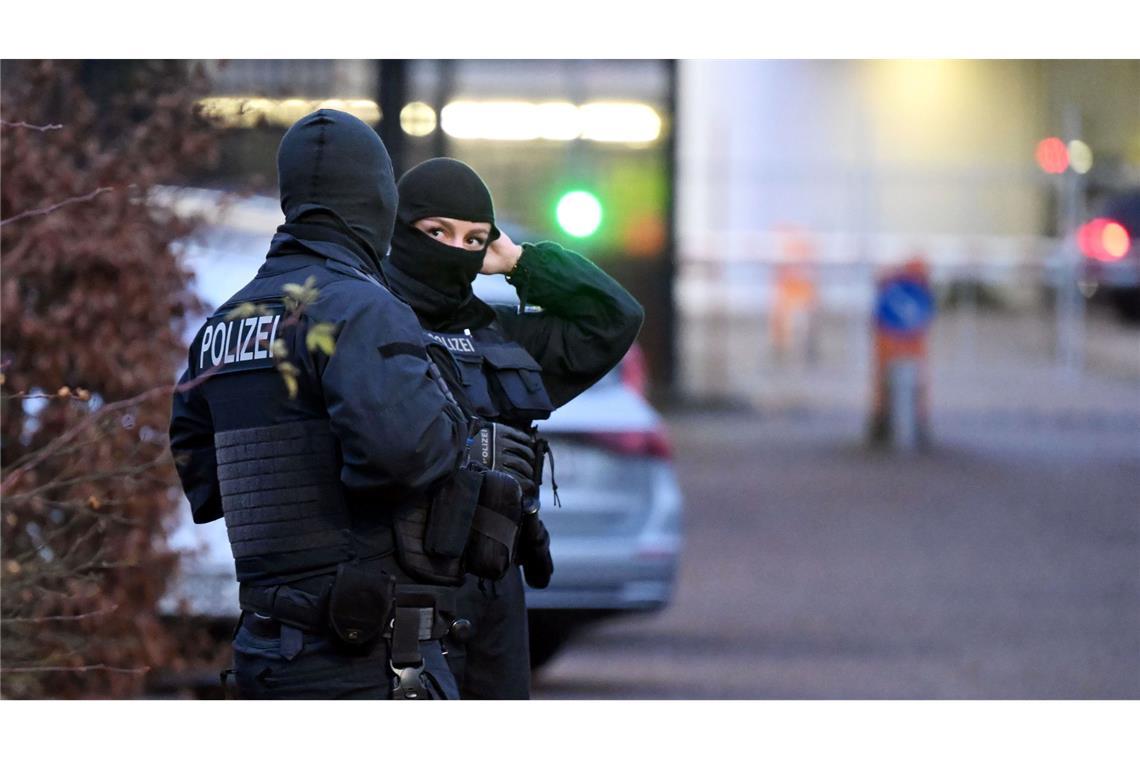 Beamte vor der Haftvorführung des mutmaßlichen Drahtziehers der Anschläge auf die Gasleitung Nord-Stream.