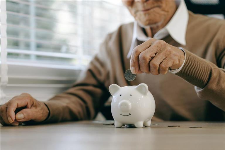 Beamte zahlen nicht in die Rentenkasse mit ein.