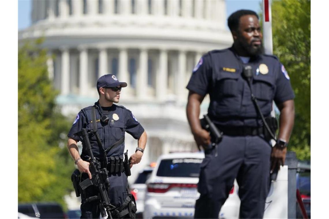 Beamten der Polizei des US-Kapitols stehen in der Nähe des US-Kapitols und der Kongressbibliothek. Die Polizei des US-Kapitols untersucht ein verdächtiges Fahrzeug auf eine mögliche Bombe. Foto: Patrick Semansky/AP/dpa