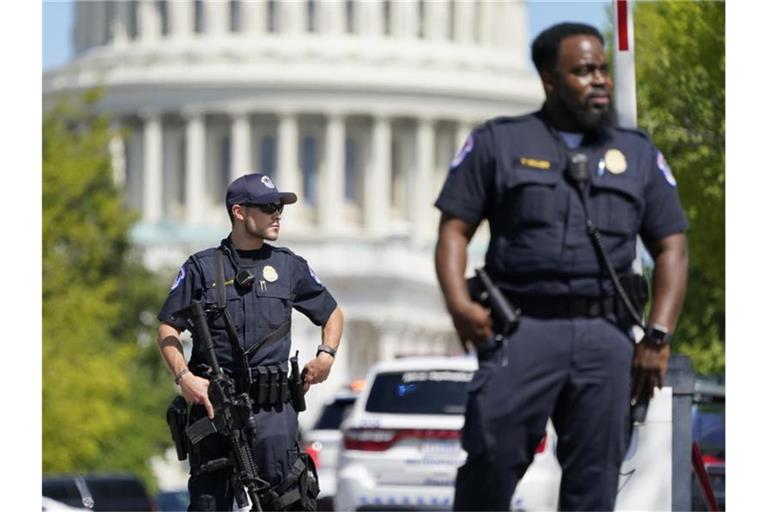 Beamten der Polizei des US-Kapitols stehen in der Nähe des US-Kapitols und der Kongressbibliothek. Die Polizei des US-Kapitols untersucht ein verdächtiges Fahrzeug auf eine mögliche Bombe. Foto: Patrick Semansky/AP/dpa