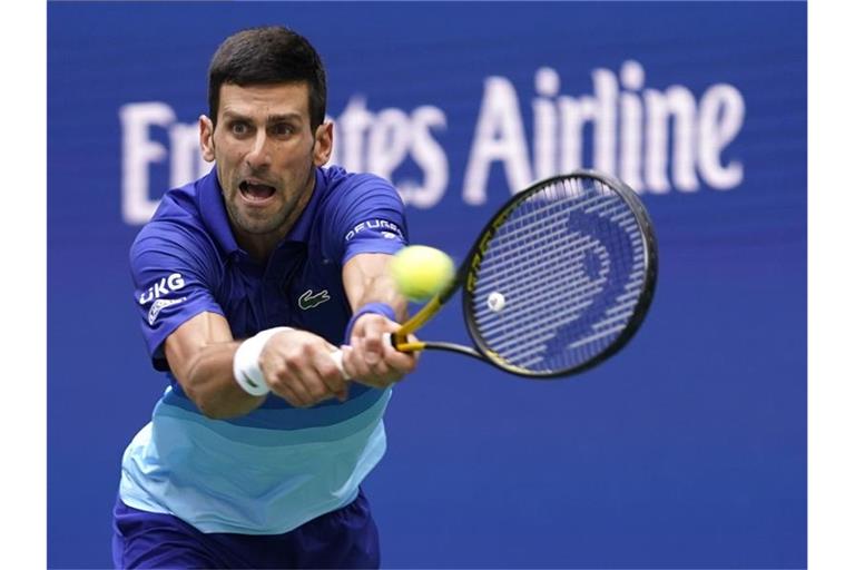 Beantwortet Fragen nach seinem Impfstatus nicht: Novak Djokovic in Aktion. Foto: John Minchillo/AP/dpa