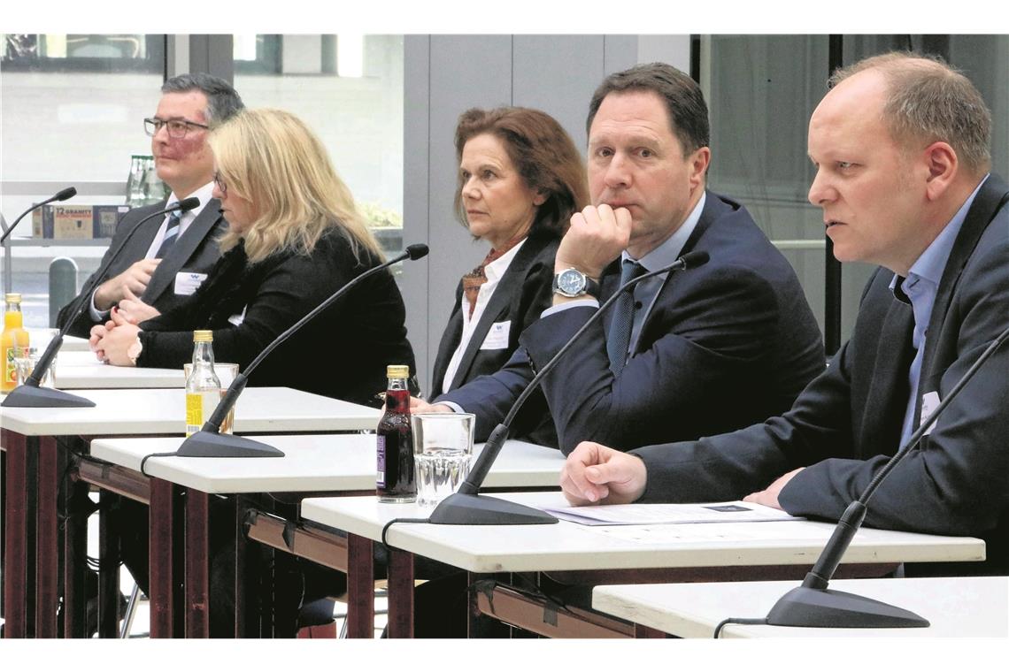 Stille Gedenkfeier im Stadtgarten Beantworteten am Donnerstagnachmittag Fragen von Print-, Radio- und Fernsehjournalisten in der Aula der Albertville-Realschule (von rechts): Schulleiter Sven Kubick, Oberbürgermeister Hartmut Holzwarth, Gisela Mayer von der Stiftung gegen Gewalt, Schulamtsdirektorin Sabine Hagenmüller-Gehring und der damalige Vorsitzende des Sonderausschusses des Landtags, Christoph Palm. Foto: A. Palmizi
