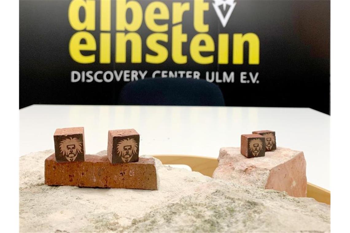 Bearbeitete Steine aus dem Geburtshaus von Albert Einstein in Ulm werden bei einer Pressekonferenz präsentiert. Foto: Thomas Burmeister