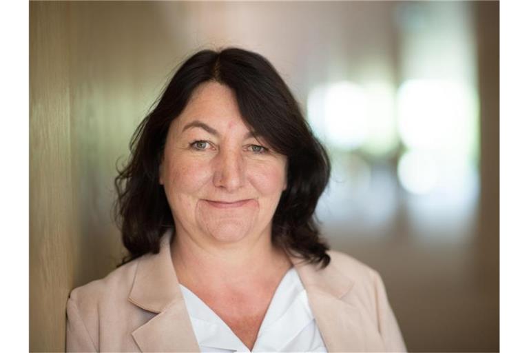 Beate Böhlen (Bündnis 90/Die Grünen), Landtagsabgeordnete, steht im Foyer des Landtags von Baden-Württemberg. Foto: Marijan Murat