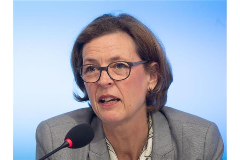 Beate Bube bei einer Pressekonferenz. Foto: Marijan Murat/dpa/Archivbild