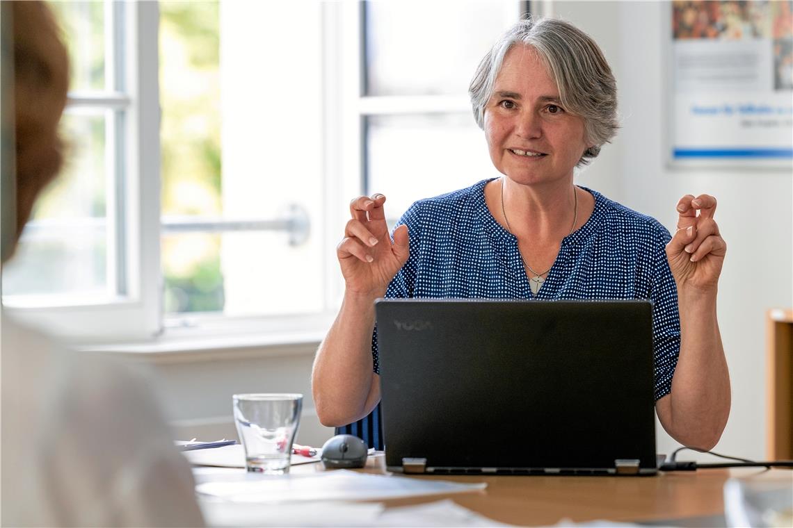 Beate Fischer leitet das Büro für Leichte Sprache der Diakonie Stetten. Auf dem Bild ist sie während eines Kurses zu sehen. Foto: Alexander Becher