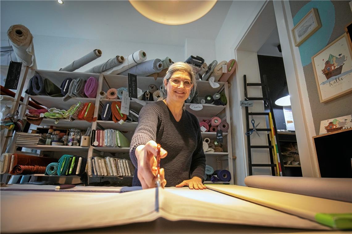 Beate Kirchherr in ihrem Kleider- und Stoffladen „Ammersee“. Sie setzt sich für einen bewussten Umgang mit Mode ein. Foto: A. Becher