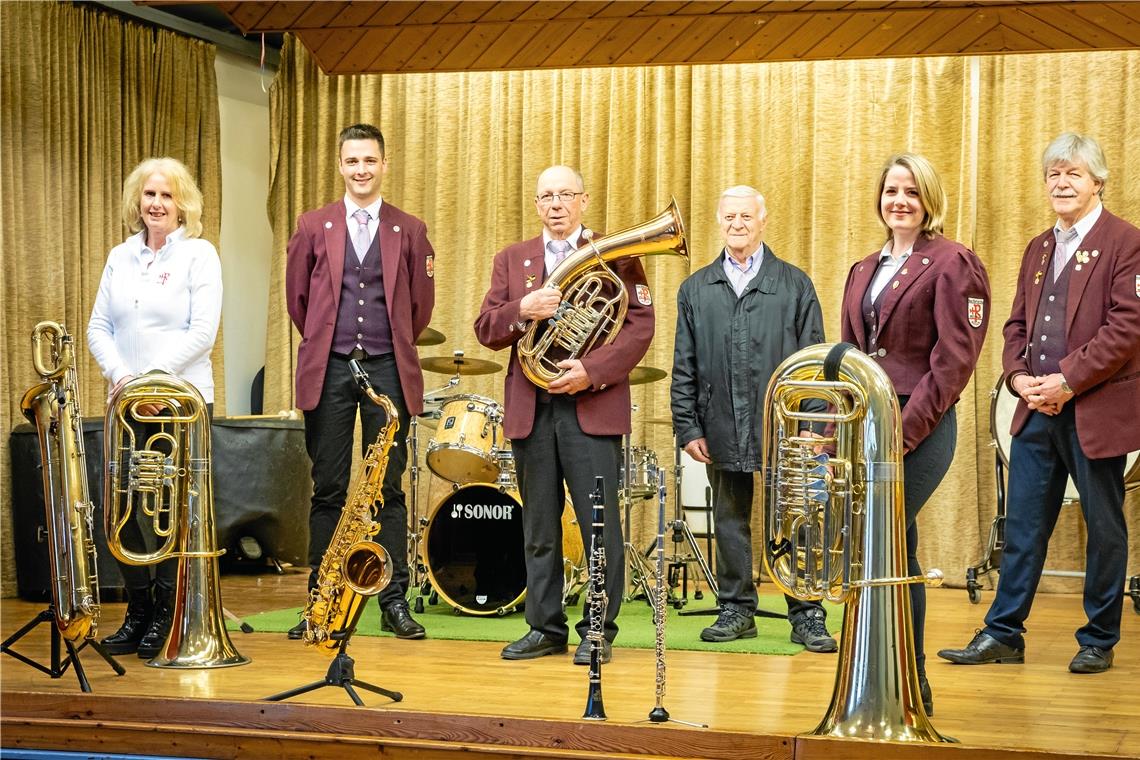 Der Musikverein Rietenau feiert sein 75-jähriges Jubiläum Beate Schäfer, Thomas Weber, Roland Schäffler, Wilfried Glück, Manuela Butsch und Klaus Hamann (von links) freuen sich auf das Jubiläumskonzert am kommenden Samstag und über das 75-jährige Bestehen des Musikvereins Rietenau. Foto: Alexander Becher