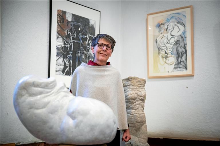 Beate Wieselhuber-Schneider stellt in Weissach im Tal Werke aus den Bereichen Malerei, Collagen und Skulpturen aus. Foto: A. Becher