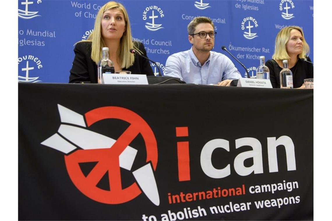 Friedensnobelpreisträger warnen vor Atomwaffeneinsatz Beatrice Fihn, Daniel Högsta und Grethe Ostern von der Internationalen Kampagne zur Abschaffung von Atomwaffen (ICAN). Foto: Martial Trezzini/KEYSTONE/dpa