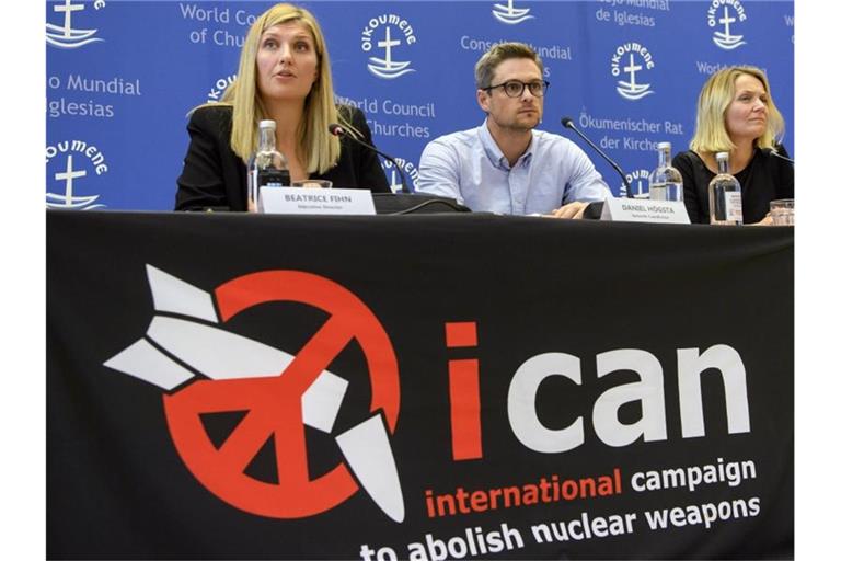 Beatrice Fihn, Daniel Högsta und Grethe Ostern von der Internationalen Kampagne zur Abschaffung von Atomwaffen (ICAN). Foto: Martial Trezzini/KEYSTONE/dpa