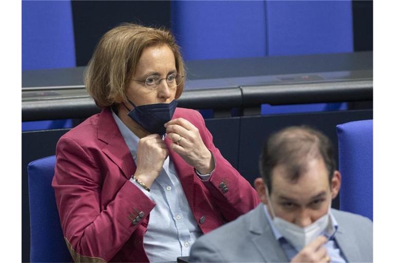 Beatrix von Storch (l), stellvertretende Fraktionsvorsitzende der AfD-Bundestagsfraktion, hat mit Äußerungen über die Transgender-Abgeordnete Tessa Ganserer (Grüne) parteiübergreifend scharfe Kritik auf sich gezogen. Foto: Christophe Gateau/dpa
