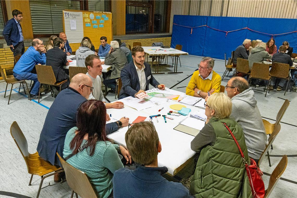 Viele Ideen für die Zukunft des Weissacher Gewerbegebiets Käfig Bebauung, Verkehr, Umwelt und offene Fragen: An jedem Tisch wird ein unterschiedliches Thema behandelt. Foto: Alexander Becher