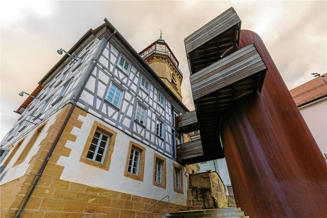 Bedeckter Himmel über der städtischen Galerie und dem Wasserturm in Backnang. Foto: A. Becher