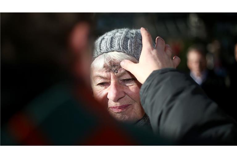 „Bedenke Mensch, dass du Staub bist und zum Staub zurückkehrst“, spricht der Priester im katholischen Gottesdienst am Aschermittwoch und zeichnet den Gläubigen zu Beginn der Fastenzeit mit Asche ein Kreuz auf die Stirn.