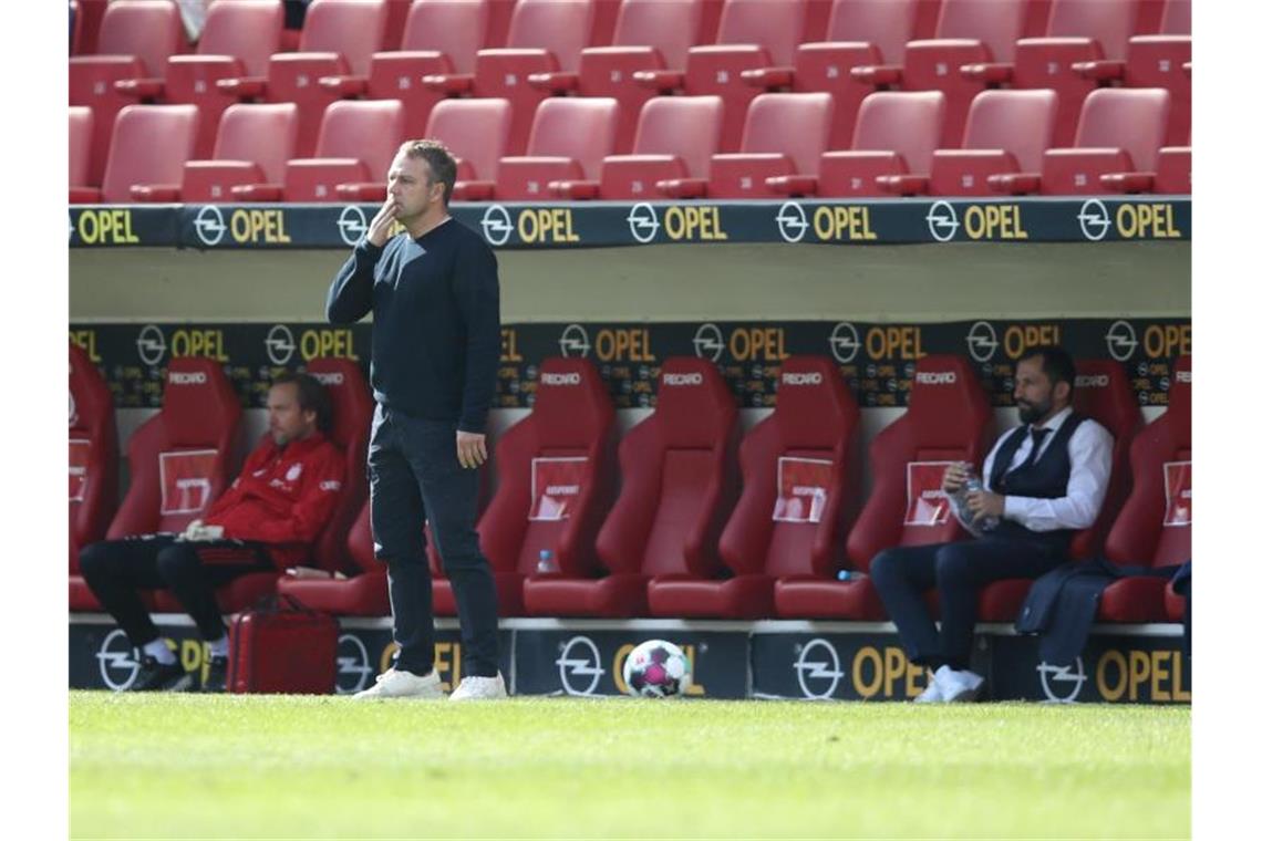 Bayern patzen in Mainz - Gespräche über Flick-Abschied Bedient: Für Bayern-Trainer Hansi Flick und sein Team gab es in Mainz nichts zu holen. Foto: Tom Weller/dpa-Pool/dpa