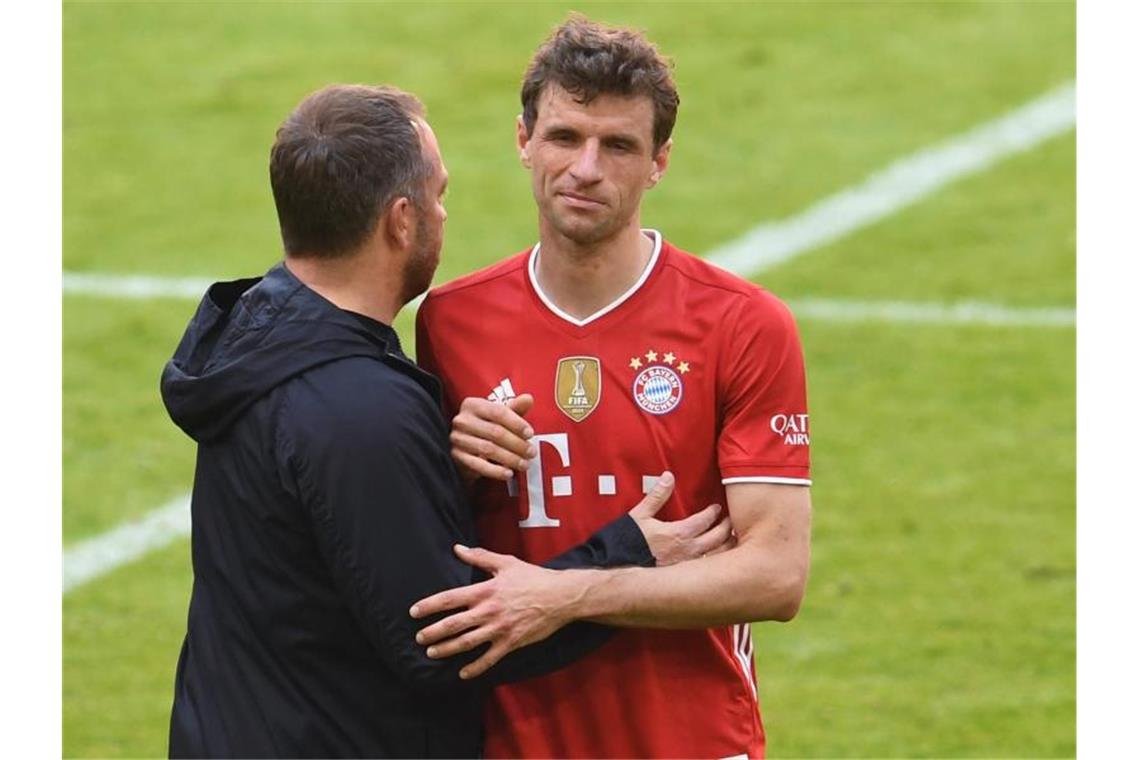 Bediente Bayern: Trainer Hansi Flick (l) und Vize-Kapitän Thomas Müller nach dem 1:1 gegen Union Berlin. Foto: Andreas Gebert/Reuters-Pool/dpa