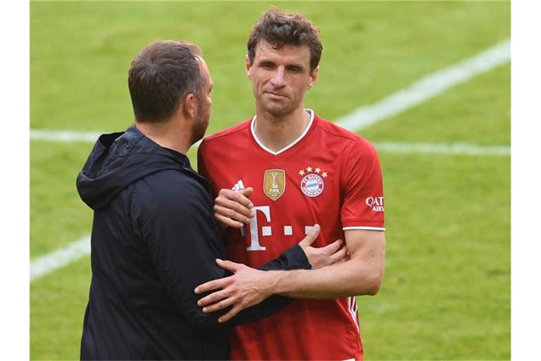 Bediente Bayern: Trainer Hansi Flick (l) und Vize-Kapitän Thomas Müller nach dem 1:1 gegen Union Berlin. Foto: Andreas Gebert/Reuters-Pool/dpa