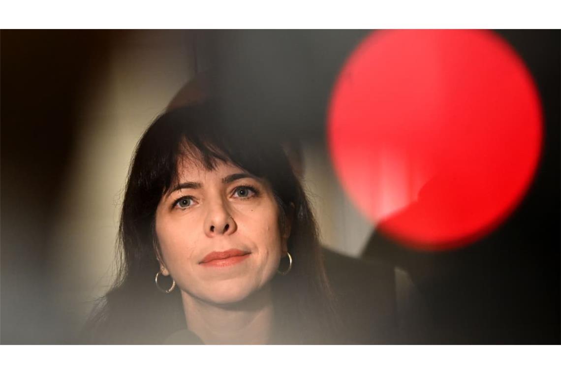 Bedroht und tapfer? Die designierte Regierende Bürgermeisterin von Berlin, Elif Eralp (LInke) hat aus Sorge um ihre Familie eine ganze Interviewpassage streichen lassen.