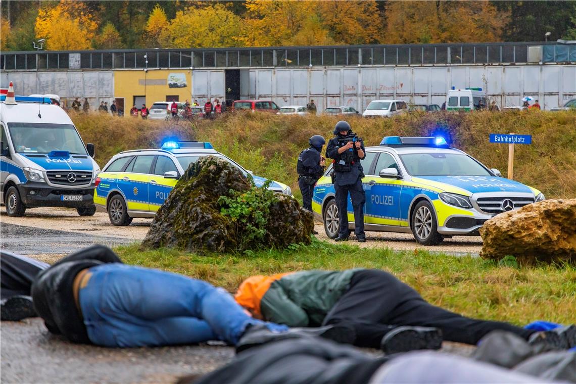 Bedrückende Szenen bei der Großübung in Stetten am kalten Markt: Polizisten sichern das Gebiet nach einem Terroranschlag mit vielen Toten und Verletzten. Foto: Imago/A. Hettrich