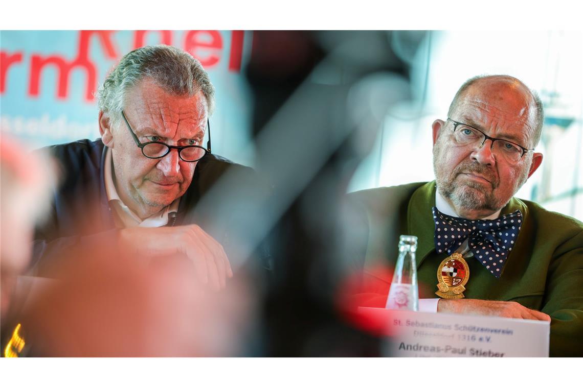 Bedrückte Gesichter bei der Abschlusskonferenz zur Rheinkirmes nach dem Unglück beim Feuerwerk: Manfred Kirschenstein (l.) und Andreas-Paul Stieber.