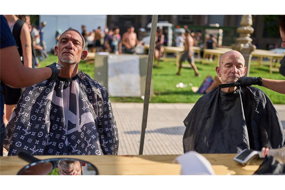 Bedürftige erhalten kostenlose Haarschnitte.