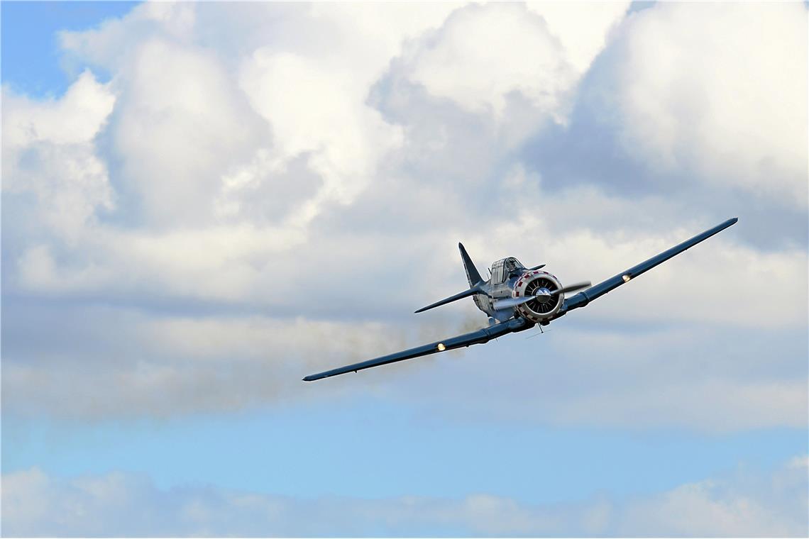 Beeindruckende Flugshows begeistern die Besucher. Flugplatzfest und 75-jähriges ...