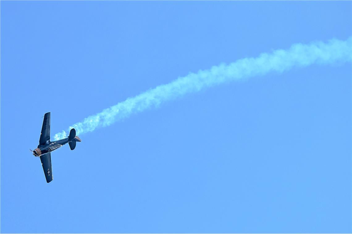 Beeindruckende Flugshows begeistern die Besucher. Flugplatzfest und 75-jähriges ...