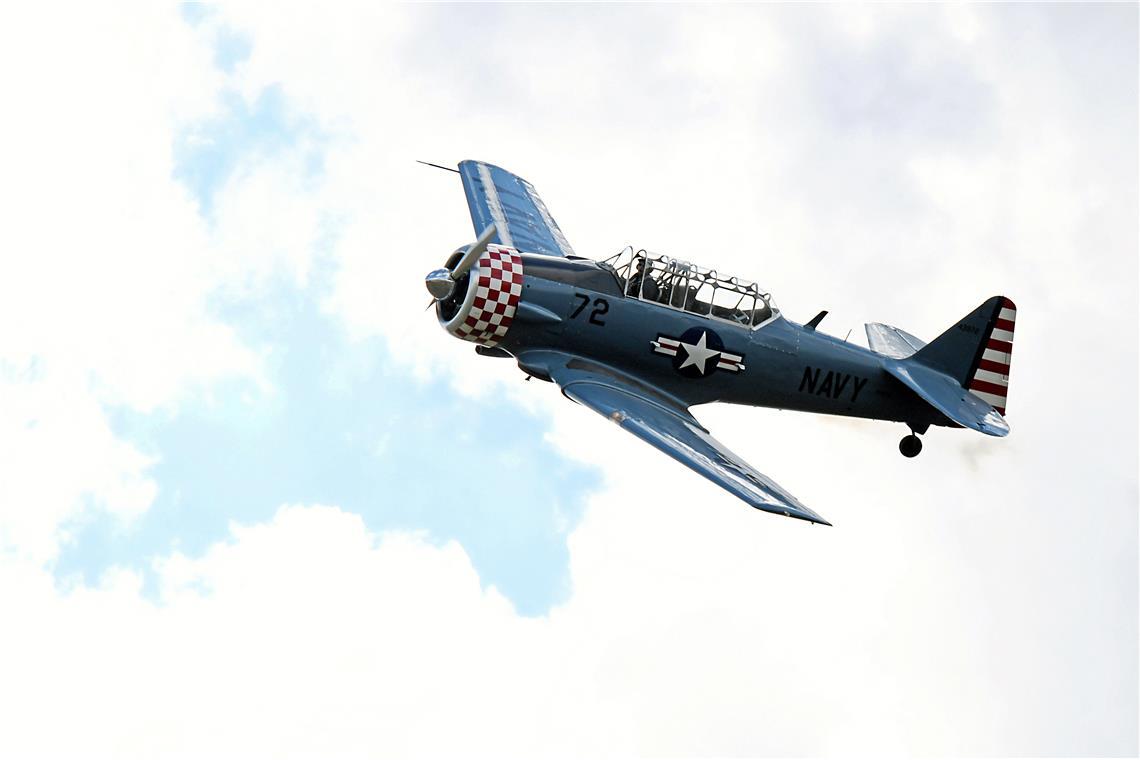 Beeindruckende Flugshows begeistern die Besucher. Flugplatzfest und 75-jähriges ...