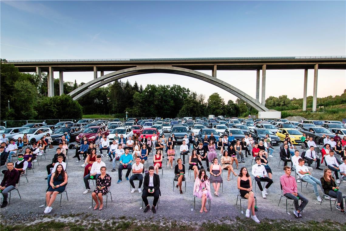 Beeindruckende Kulisse für Realschüler: Die Zeugnisübergabe der Max-Eyth-Realschule Backnang fand dieses Jahr im Autokino Backnang auf dem Etzwiesenparkplatz unterm Viadukt statt. Foto: Michael Schmidt