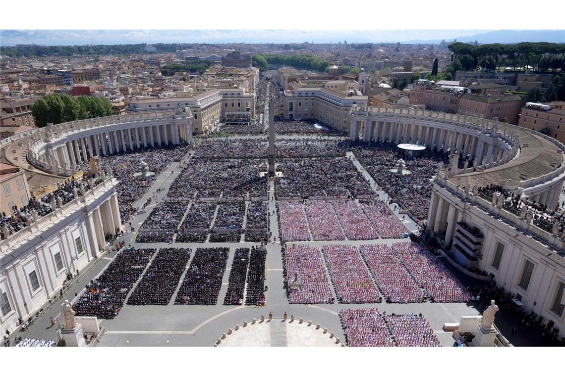 Papst warnt vor dramatischen Folgen von Glaubensverlust Beeindruckendes Bild: Gläubige und Gäste ...