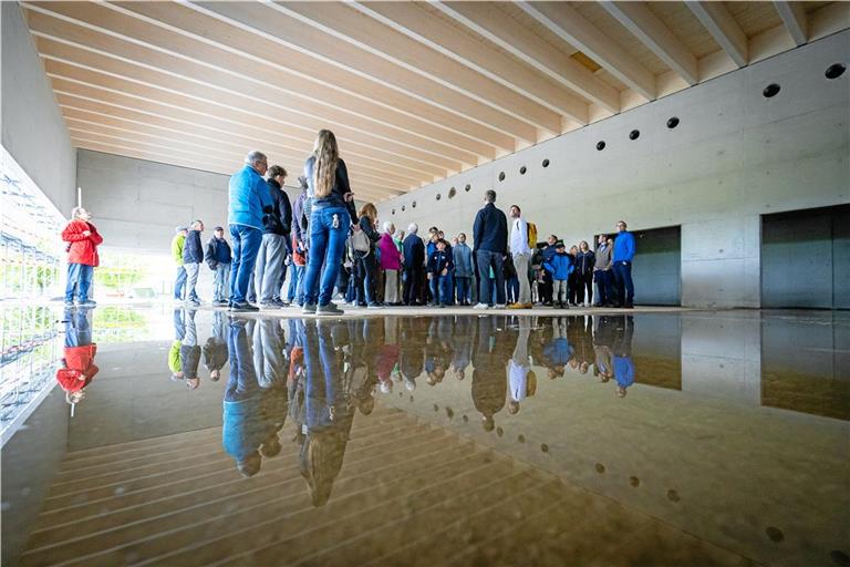Beeindruckt von der Holzdecke sind einige Besucherinnen und Besucher des Richtfests der Kirchberger Gemeindehalle. Fotos: Alexander Becher