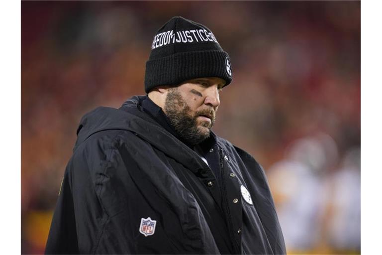 Beendet seine Football-Karriere: Quarterback Ben Roethlisberger von den Pittsburgh Steelers verlässt das Spielfeld. Foto: Ed Zurga/AP/dpa