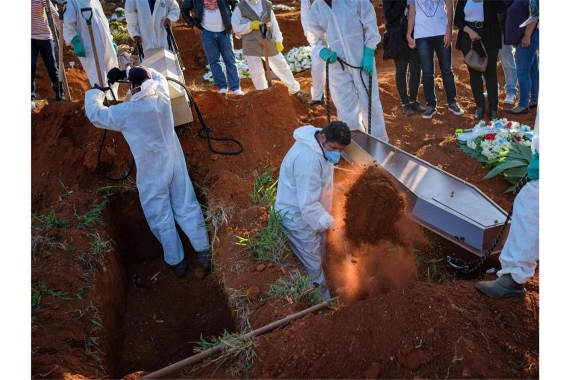 Beerdigung auf dem Friedhof Vila Formosa inmitten der Corona-Pandemie. Foto: Lincon Zarbietti/dpa