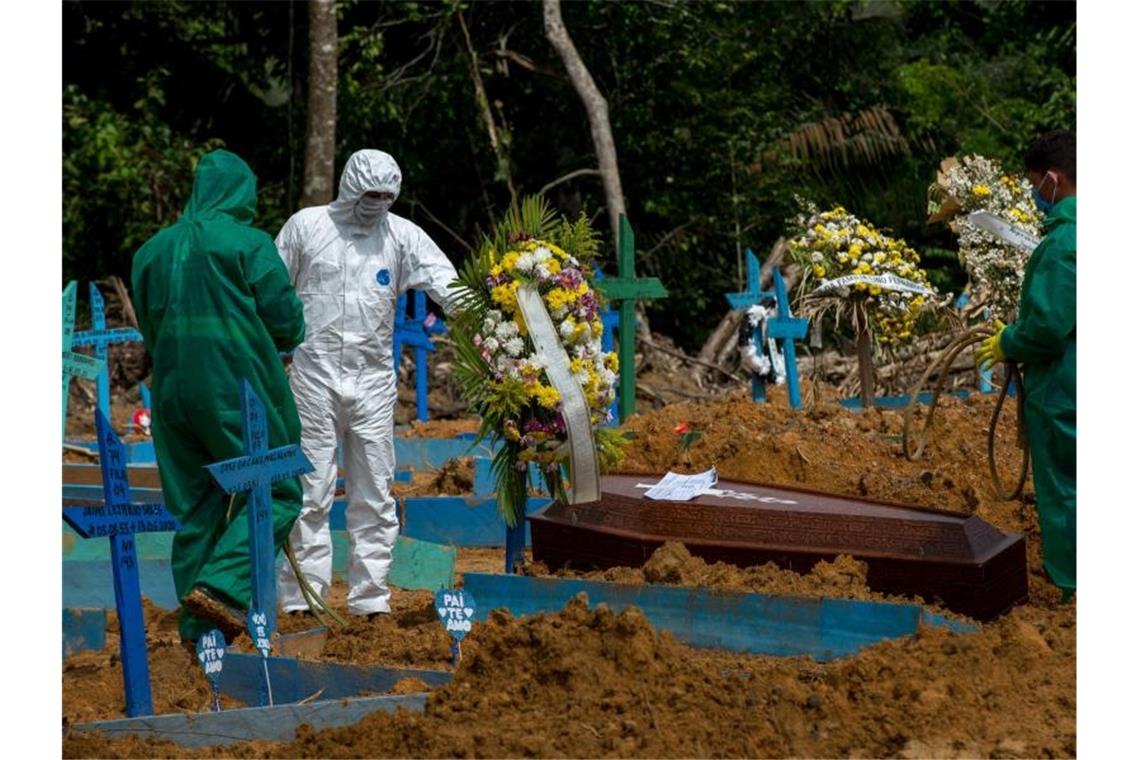 Beerdigung auf einem Friedhof in Manaus in Brasilien. Foto: Alex Pazuello/Semcom/Prefeitura Manaus/dpa